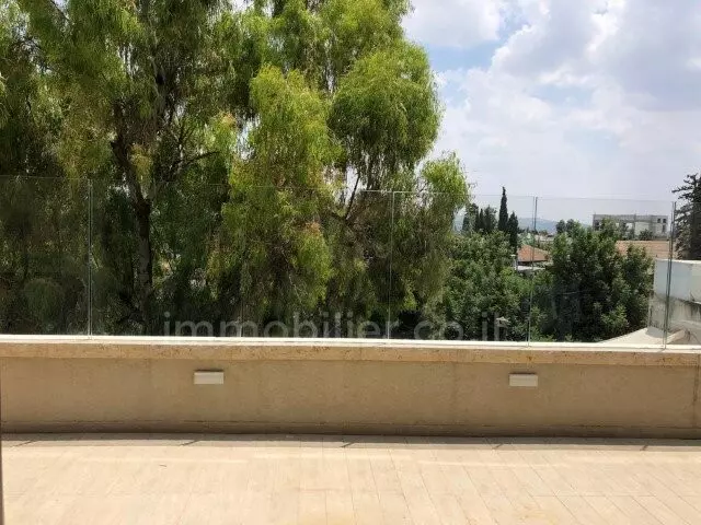 בינין עם מעלית