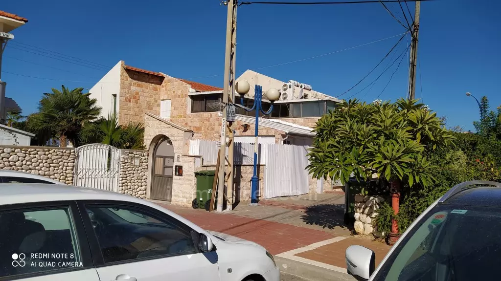 עם מרפסת, שקט, ברחוב שקט, קרוב לים, נוף לים, נעים, מרווח, מרוהט במלואו, גינה גדולה, תקרות גבוהות, משופץ
