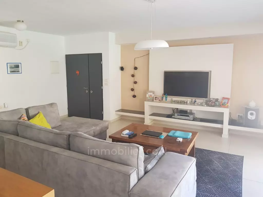 דירת 4.5 חדרים יפה ומשופצת עם מרפסת - שקטה, קרובה לים, אפשרות בנייה