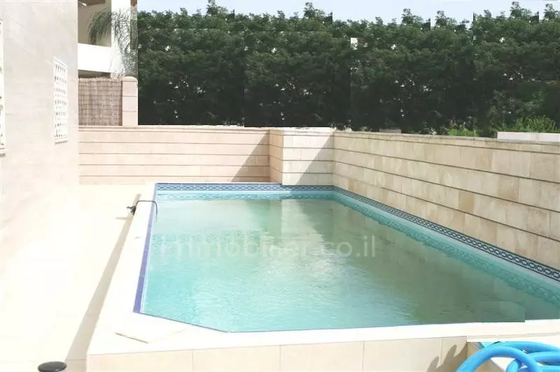 עם מרפסת, בבניין יפה, מיקום טוב, אסור לפספס! נעים, כיווני אוויר טובים, גן גדול, פרויקט איכותי