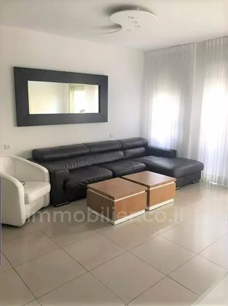 דירה יפה עם מרפסת בבניין חדש - מיקום מרכזי טוב - מרווחת ומתוכננת היטב