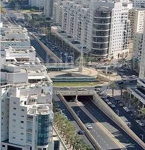 מיקום מעולה, קומה גבוהה עם נוף לים, דירה יפה משופצת - לא לפספס!