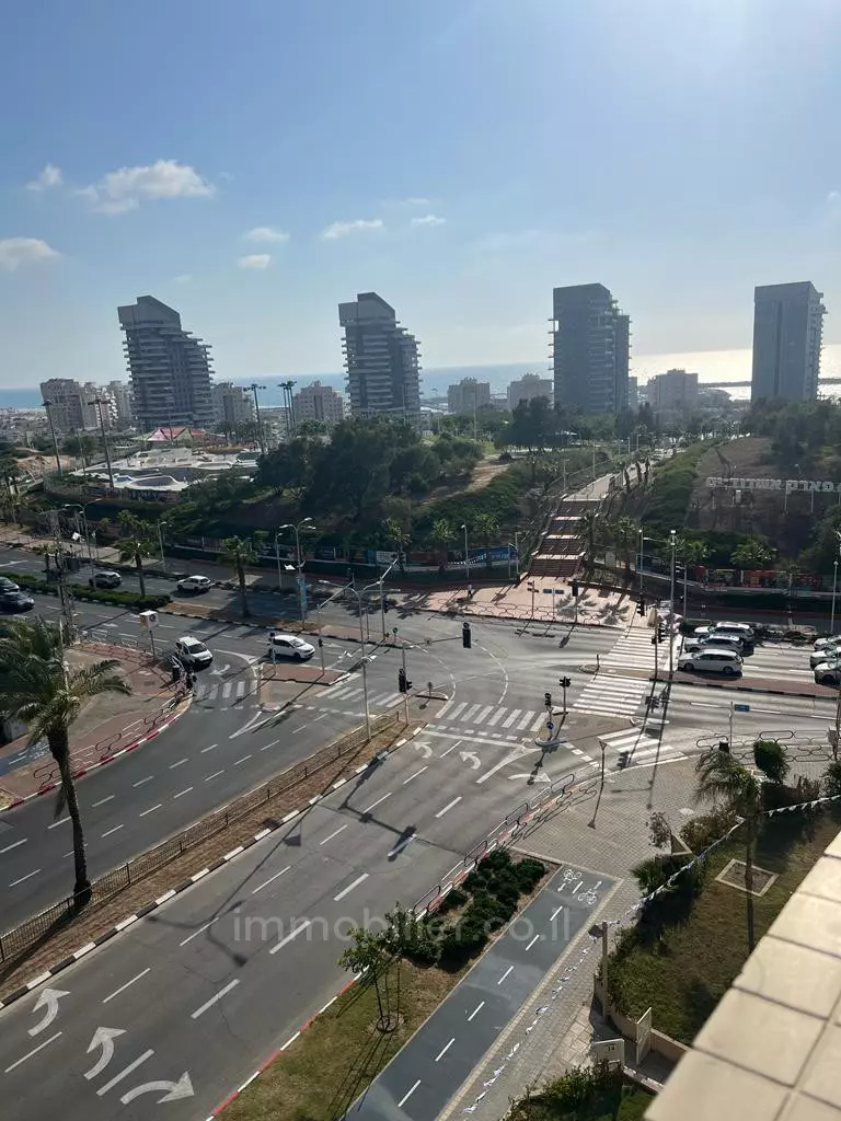 עם מרפסת,בבניין יוקרה,במרכז,מיקום מצויין,קומה גבוהה עם נוף,קרוב לים,עם נוף לים,נעימה,מוארת,מרווחת,יפה,כיווינם טובים,פרוייקט איכותי