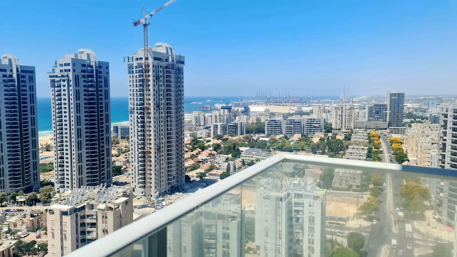 לא להחמיץ!,נעימה,עם מרפסת,יפה,מסודרת,מיקום מצויין,כיווינם טובים,מוארת,בבניין יוקרה,קומה גבוהה עם נוף,סטנדרטים גבוהים,מפוארת,קרוב לים,פרוייקט איכותי,מרווחת,עם נוף לים