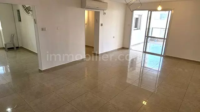 נעימה,עם מרפסת,יפה,מסודרת,שקטה,מושקעת,מרווחת