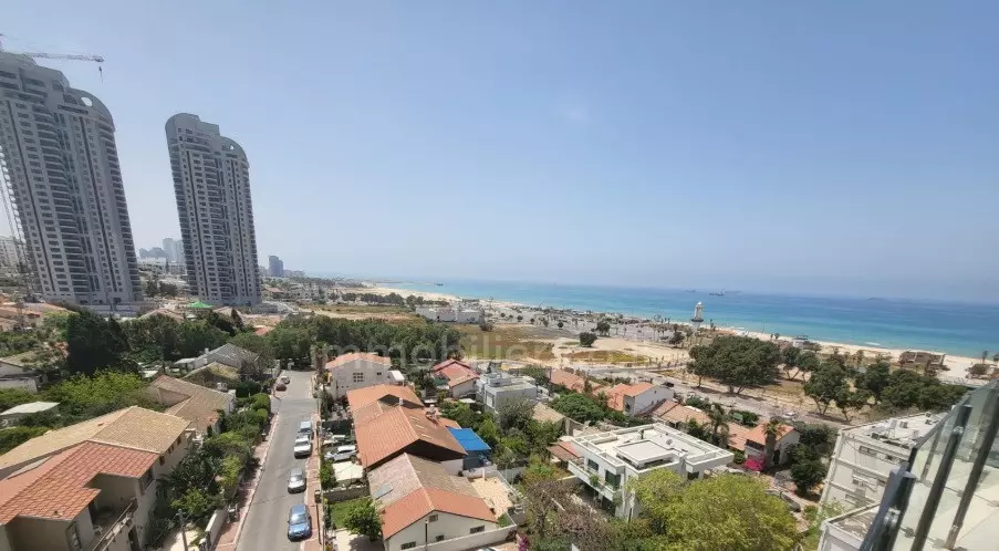 לא להחמיץ!,נעימה,עם מרפסת,מיקום מצויין,מציאה,מציאה,כיווינם טובים,שקטה,מוארת,ברחוב שקט,בבניין יוקרה,במקום שקט,קומה גבוהה עם נוף,סטנדרטים גבוהים,מושקעת,קרוב לים,פרוייקט איכותי,עם נוף לים