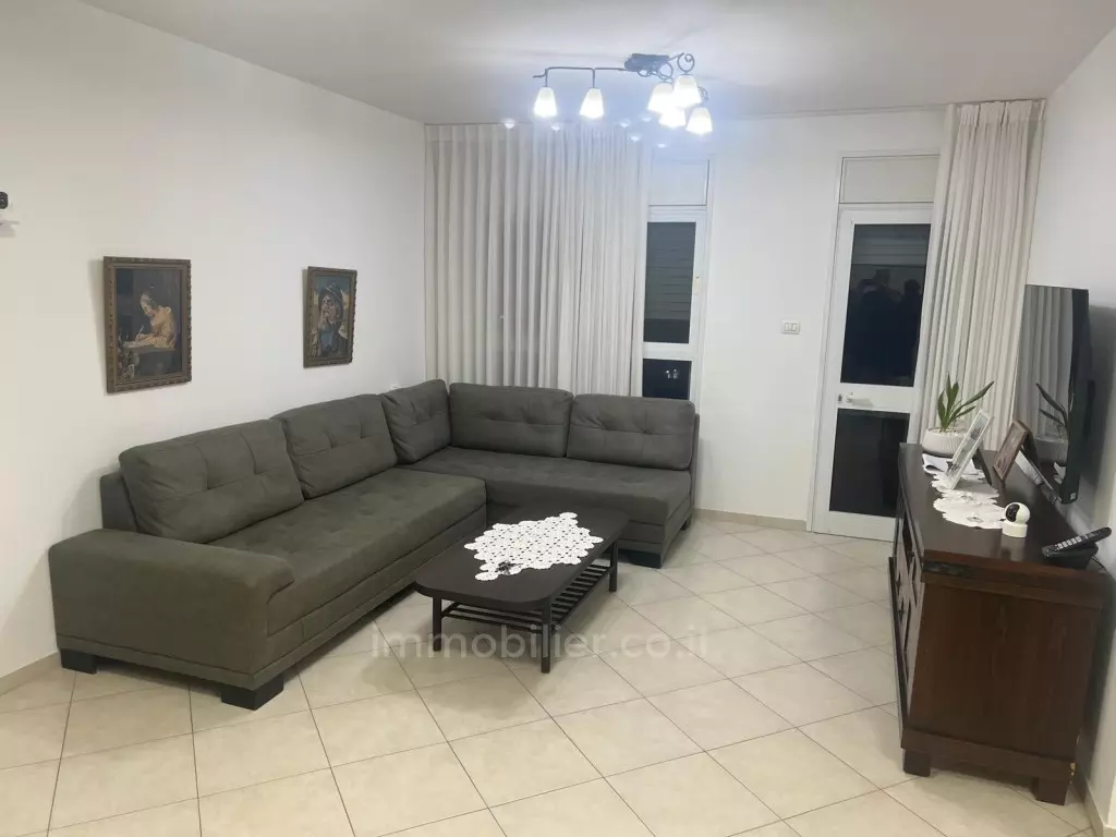 שכונה צרפתית יוד בית, למכירה דירת 4 חדרים יפהפייה