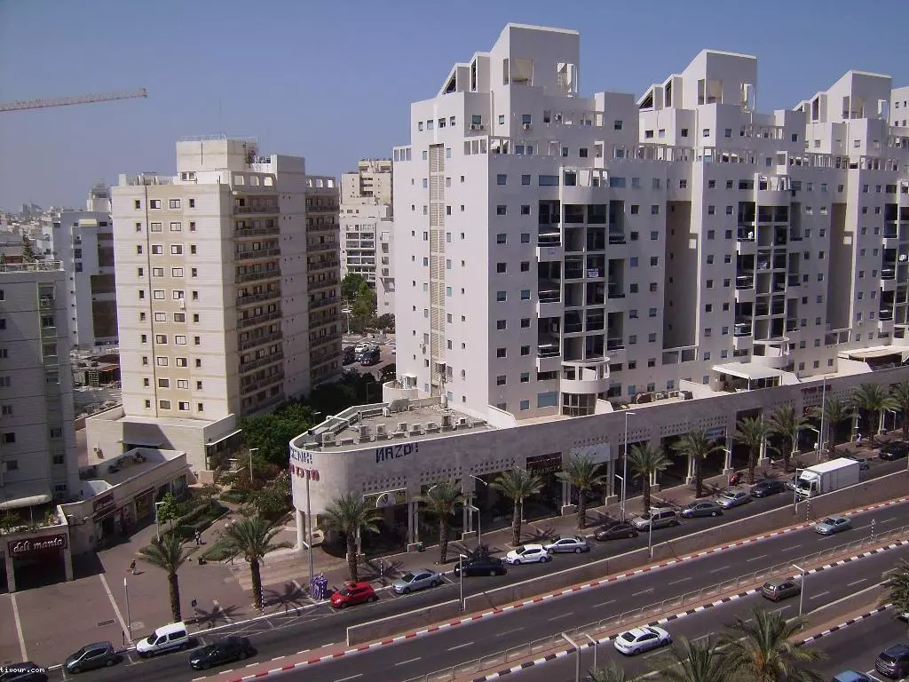 דירה עם מרפסת - מיקום טוב - אסור לפספס! - במצב טוב