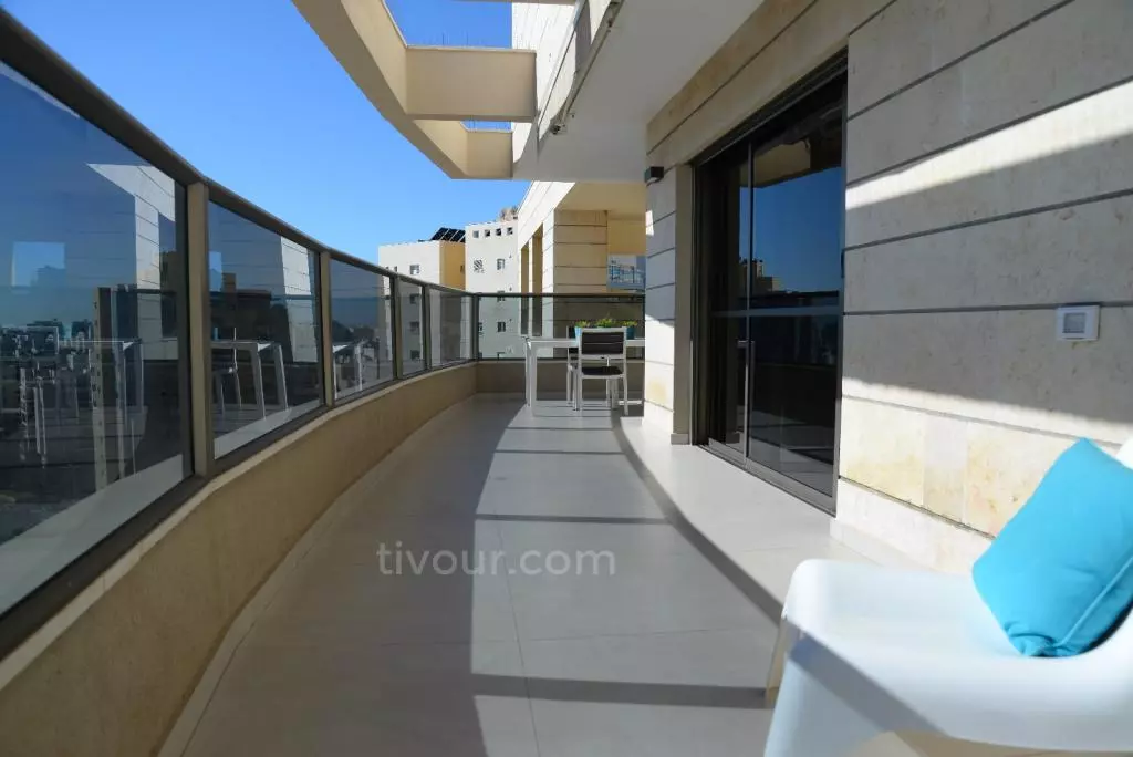 דירה מפוארת באשדוד עם מרפסת 35 מ"ר
