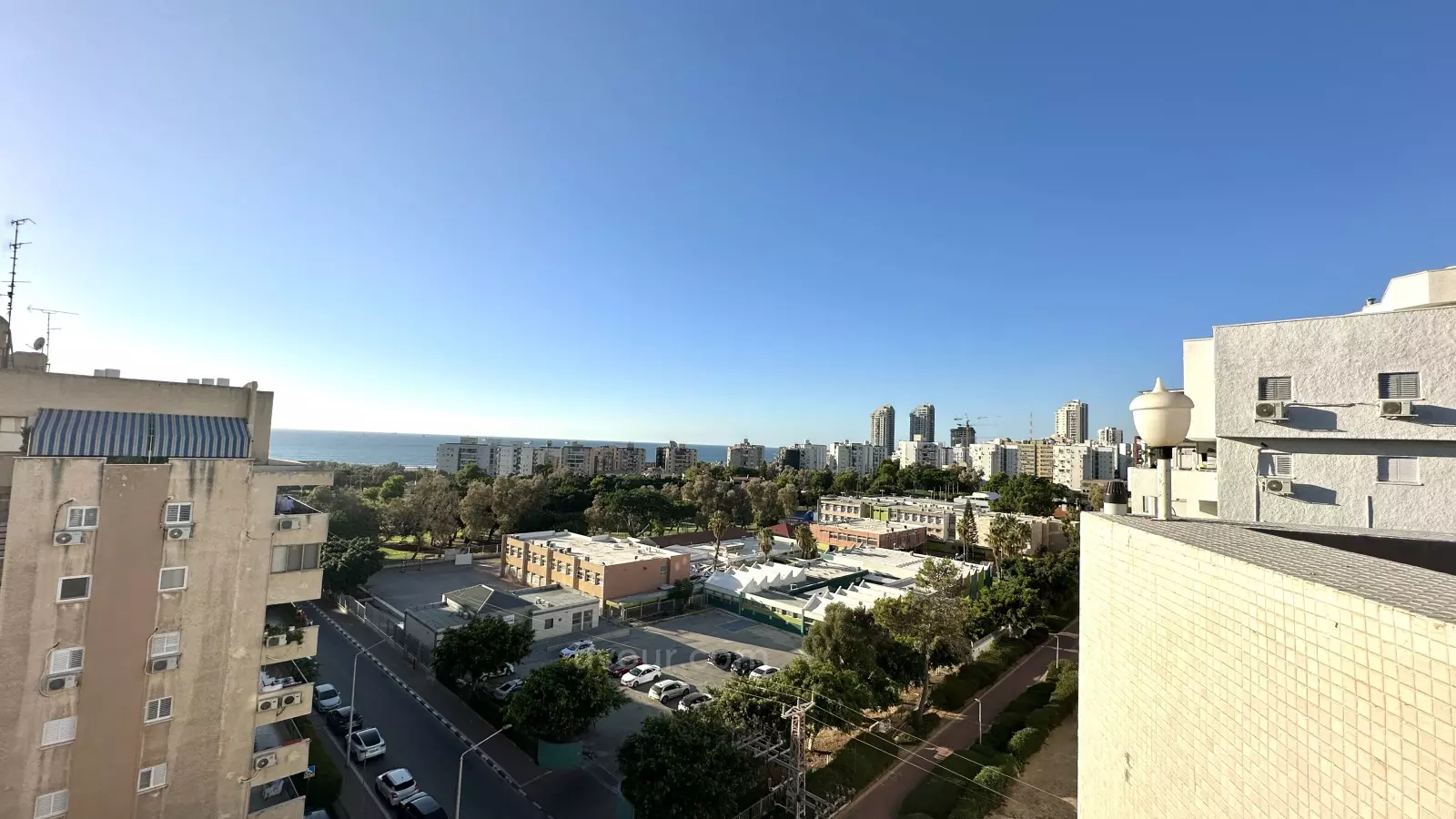 עם נוף לים