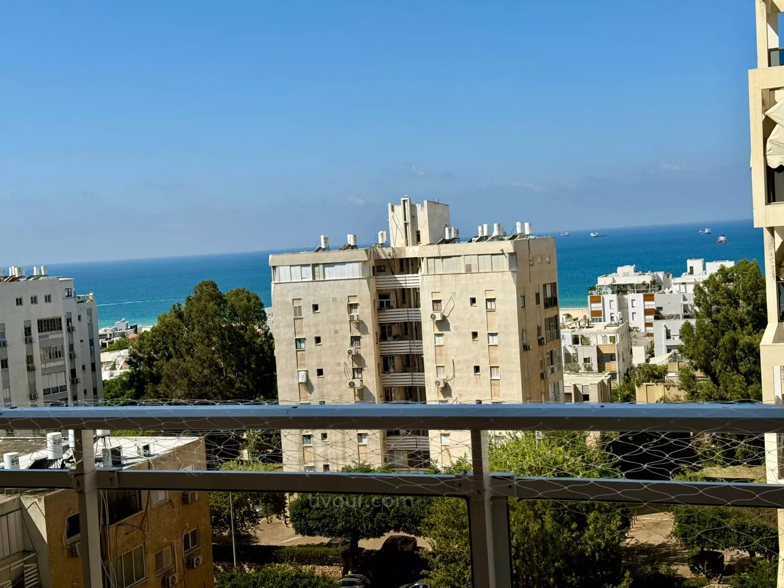 דירת 4 חדרים ברובע ד. קומה 7, 130 מ״ר עם מרפסת. 
