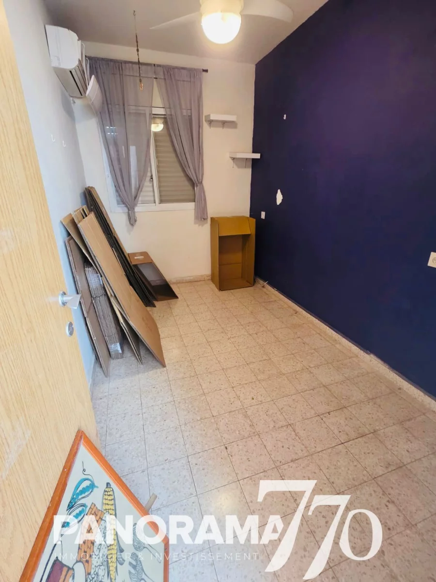קוטג' הממוקם במרכז