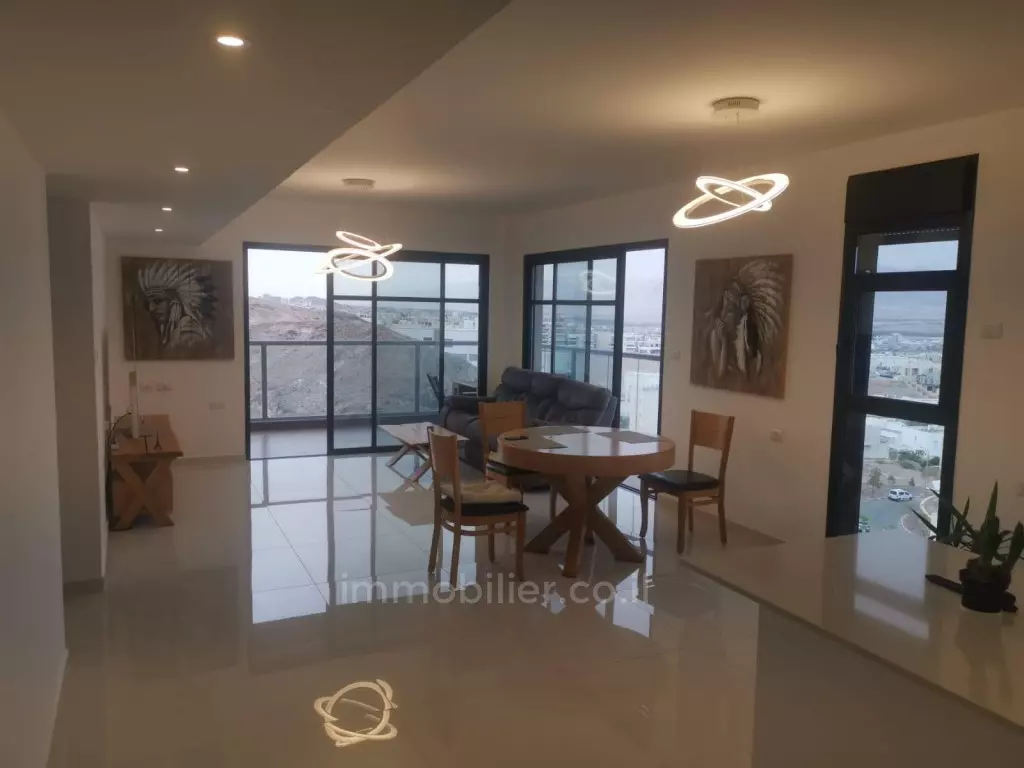 דירה יפה עם מרפסת, שקטה, בבניין יפה, מושקע, מרפסת עם נוף לים, מיקום טוב, הזדמנות טובה, ברחוב שקט, מקום שקט, קומה גבוהה עם נוף, יוקרתי, נוף לים, אסור לפספס!, נעים, מתוכנן היטב, מואר, בבניין חדש, חדש, מרווח