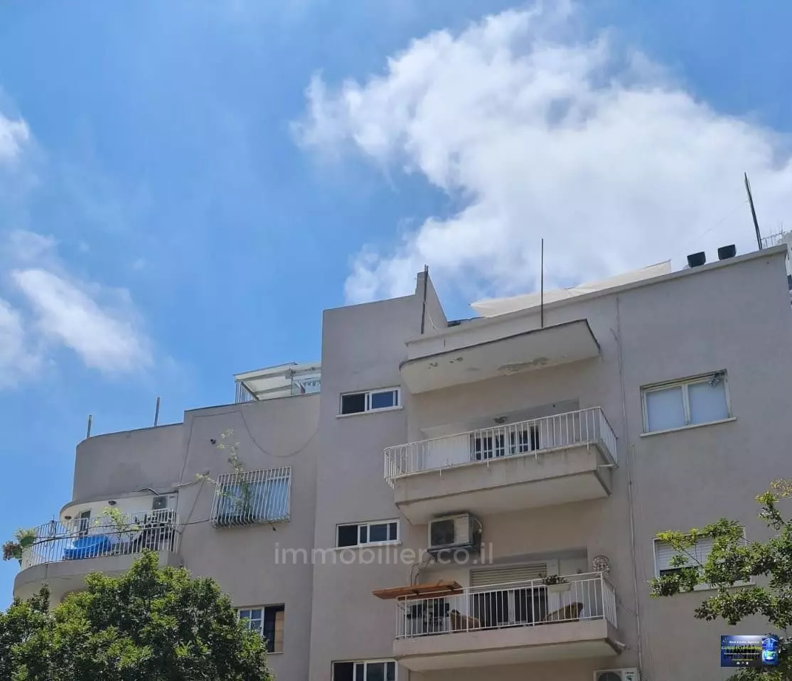 דורש שיפוץ,עם מרפסת,במרכז,מיקום מצויין,מציאה,קומה גבוהה עם נוף,אפשרות לבנות,לא להחמיץ!,נעימה,מוארת,מרווחת,יפה,מציאה,כיווינם טובים,פרוייקט איכותי