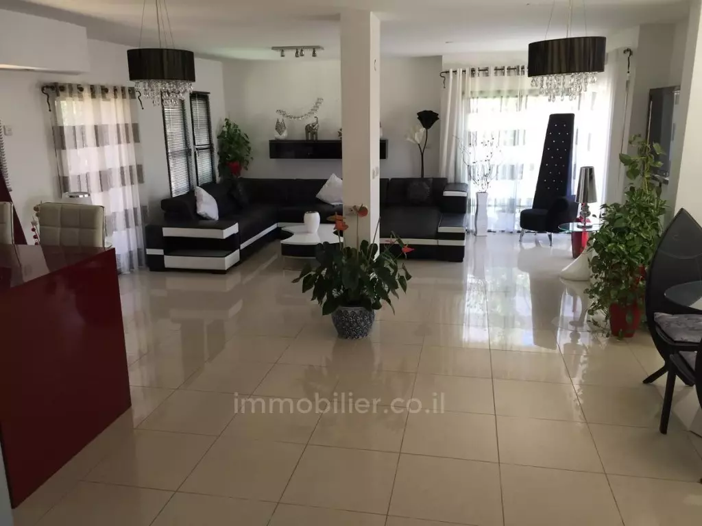 שקטה,במרכז,מיקום מצויין,מציאה,ברחוב שקט,במקום שקט,קומה גבוהה עם נוף,עם נוף לים,לא להחמיץ!,נעימה,מסודרת,מוארת,מרווחת,מציאה,כיווינם טובים,מרוהט קומפלט,גינה גדולה,פרוייקט איכותי
