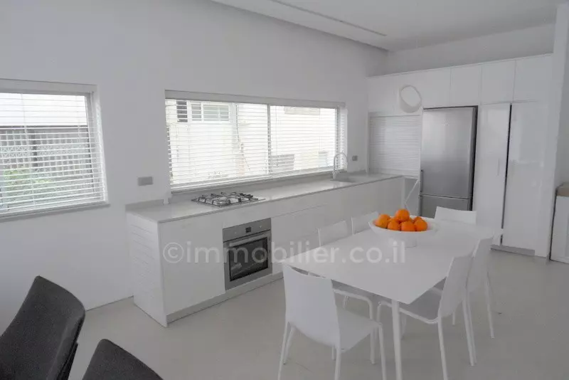 דירת 3 חדרים מפוארת עם מרפסת קרוב לים