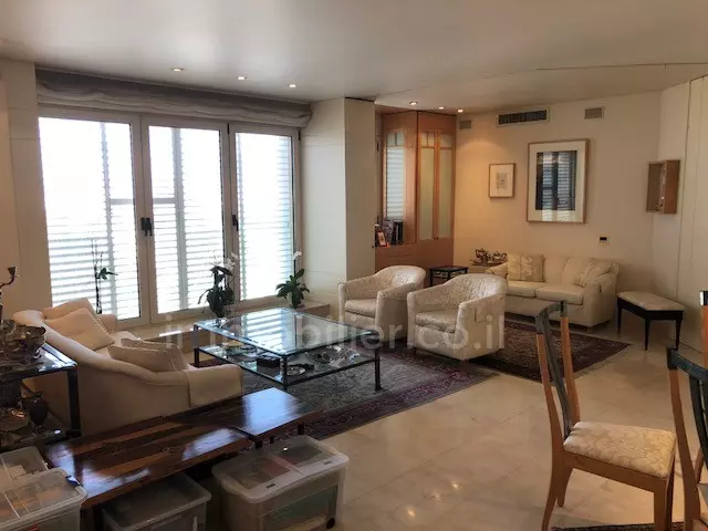 דירת 4 חדרים גדולה ויוקרתית עם נוף על כל תל אביב