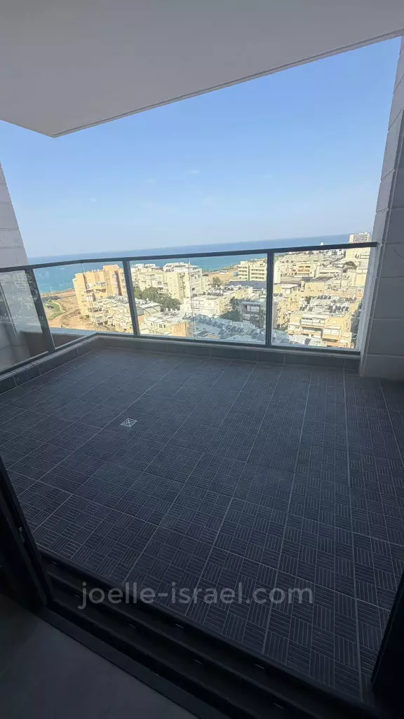 בניין חדש עם מרפסת נוף לים