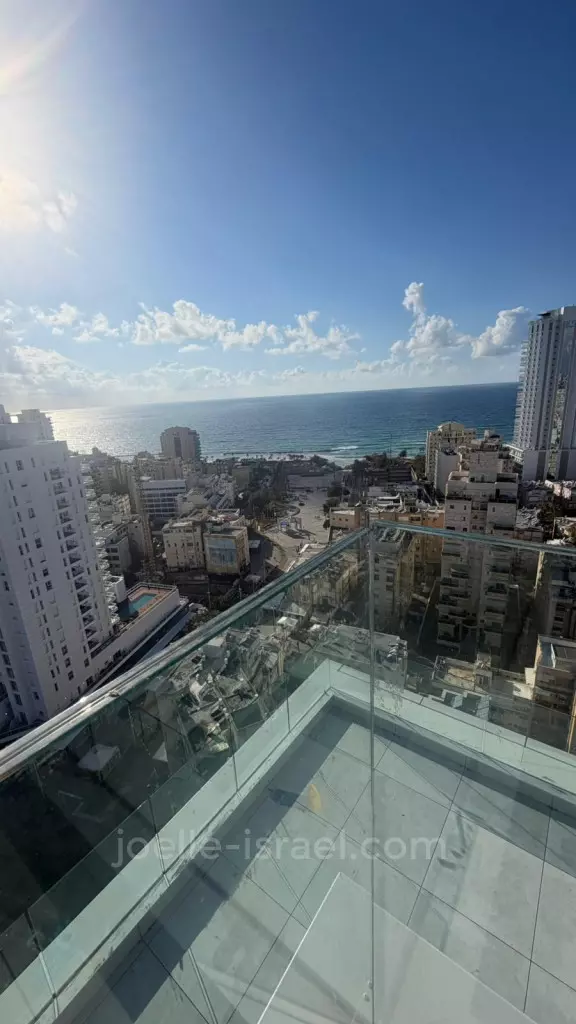 פנטאוז בבניין חדש מול הים 