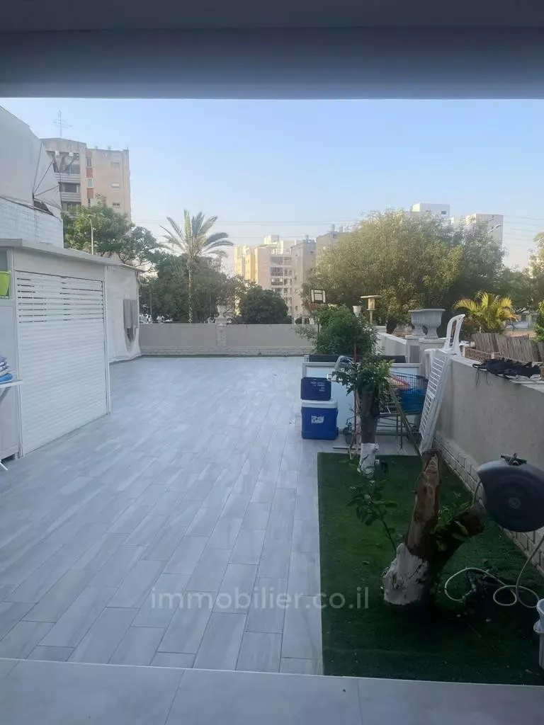 עם מרפסת,במרכז,מיקום מצויין,סטנדרטים גבוהים,דירת יוקרה,חדשה,יפה,מפוארת,משופץ