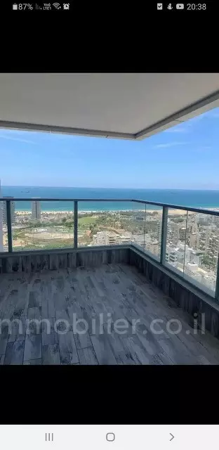 עם מרפסת,בבניין יוקרה,במרכז,מיקום מצויין,קומה גבוהה עם נוף,דירת יוקרה,קרוב לים,עם נוף לים,מרווחת,יפה,מפוארת