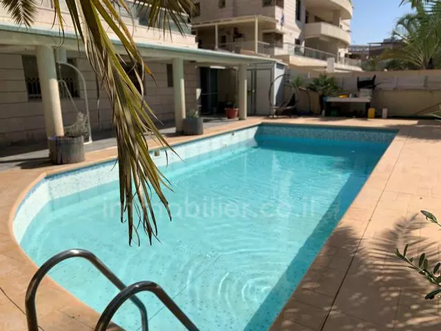 בבניין יוקרה,במרכז,מיקום מצויין,גדולה,קרוב לים,מסודרת,גינה גדולה