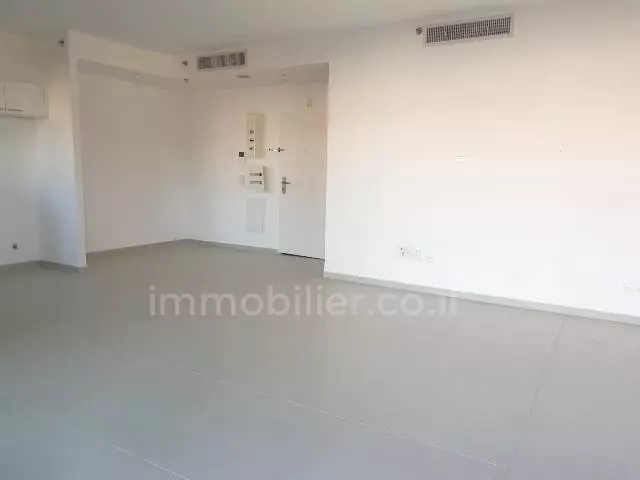 עם מרפסת,בבניין יוקרה,במרכז,מיקום מצויין,מציאה,מסודרת,מרווחת