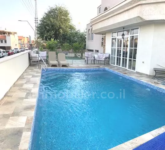 עם מרפסת,שקטה,מושקעת,במרכז,במקום שקט,גדולה,קרוב לים,עם נוף לים,מסודרת,מרווחת,גינה גדולה,מפוארת,משופץ