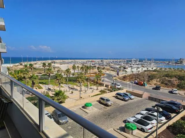 עם מרפסת,בבניין יוקרה,גדולה,קרוב לים,עם נוף לים,לא להחמיץ!,מסודרת,מוארת,מרווחת,מרוהט קומפלט