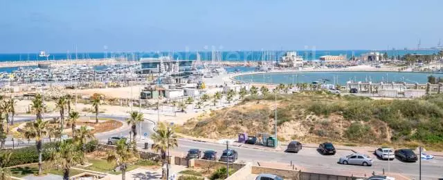 לא להחמיץ!,עם מרפסת,יפה,מיקום מצויין,בבניין יוקרה,מפוארת,קרוב לים,מרווחת,עם נוף לים