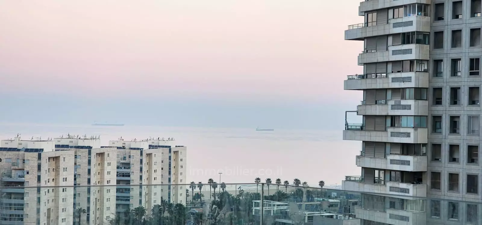 מרפסת עם נוף לים,יפה,קומה גבוהה עם נוף