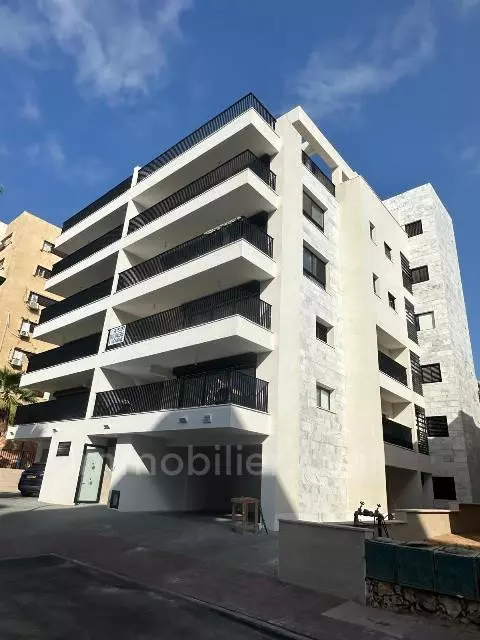 לא להחמיץ!,עם מרפסת,יפה,מסודרת,מיקום מצויין,בבניין יוקרה,בבניין חדש,גדולה,חדשה,קרוב לים,מרווחת