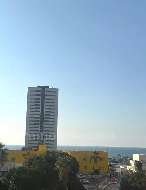 לא להחמיץ!,נעימה,במרכז,עם מרפסת,יפה,מסודרת,מיקום מצויין,מוארת,מושקעת,קרוב לים,עם נוף לים