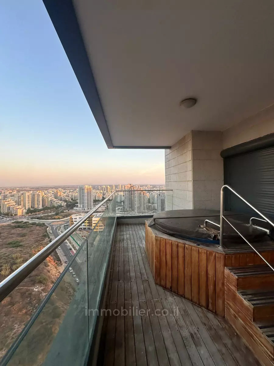 עם מרפסת,מרפסת עם נוף לים,יפה,קומה גבוהה עם נוף,דירת יוקרה,מפוארת,עם נוף לים