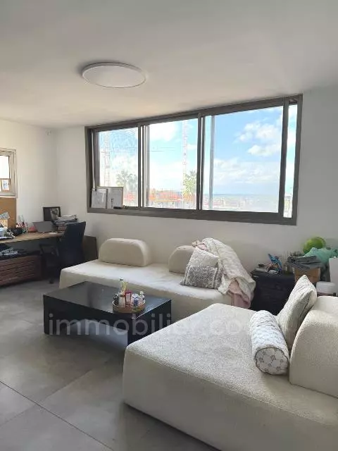 נעימה,במרכז,יפה,מסודרת,בבניין יוקרה,במקום שקט,קרוב לים,מרווחת,עם נוף לים
