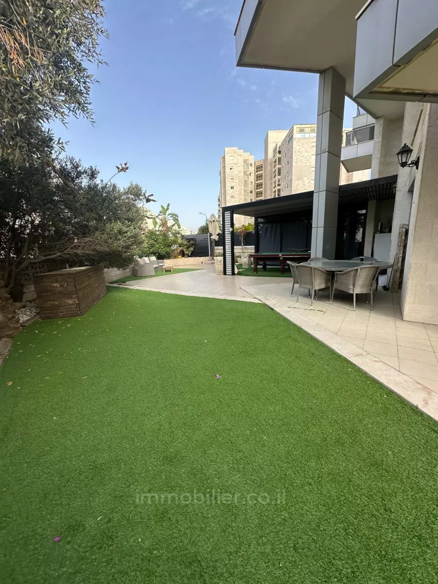 נעימה,מסודרת,מיקום מצויין,בבניין יוקרה,גינה גדולה,מושקעת,מרווחת