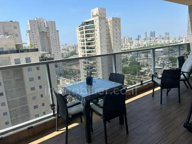 לא להחמיץ!,נעימה,עם מרפסת,מסודרת,בבניין יוקרה,במקום שקט,גדולה,משופץ