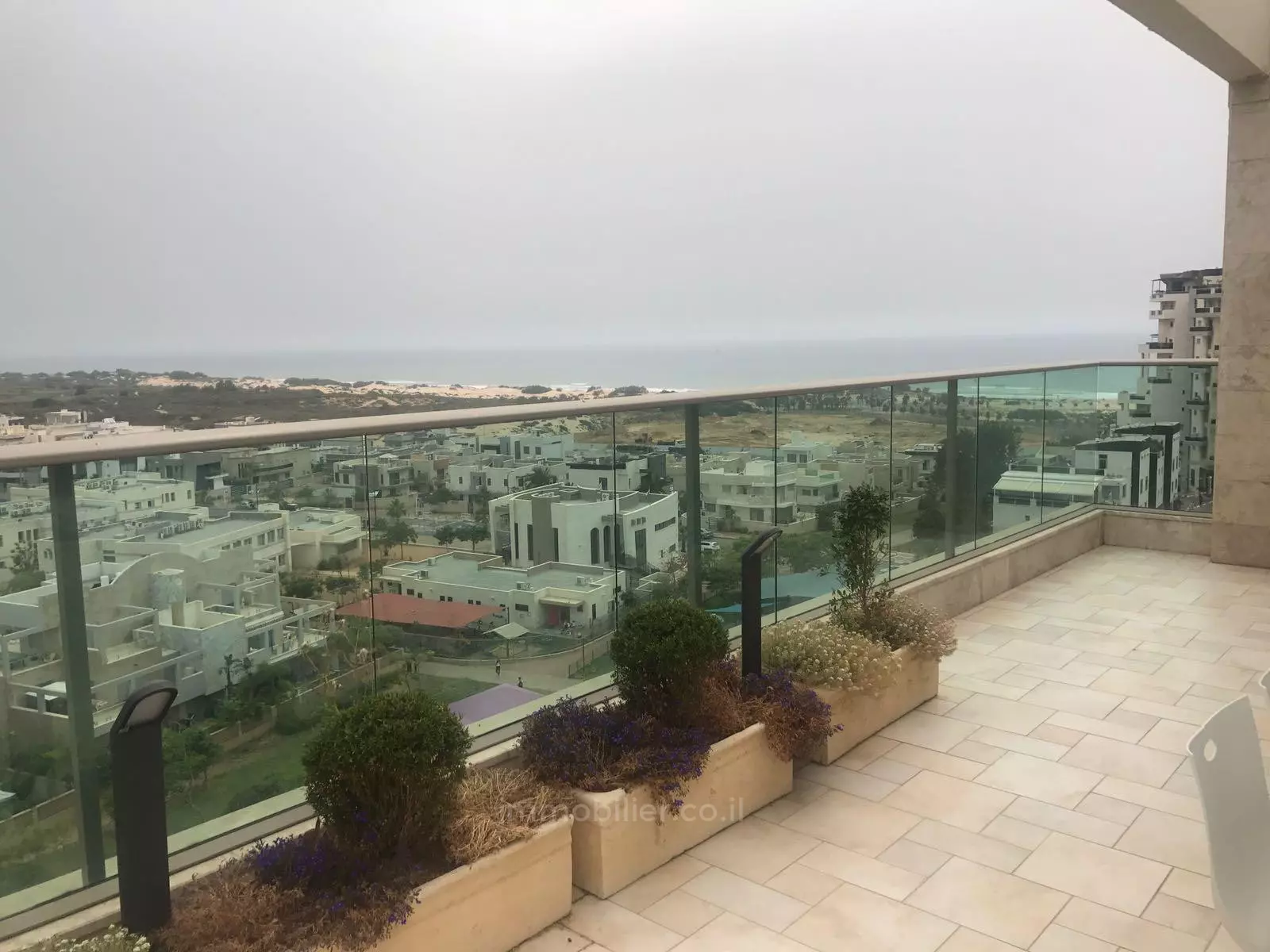 עם מרפסת,יפה,מיקום מצויין,בבניין יוקרה,קרוב לים,מרווחת,עם נוף לים