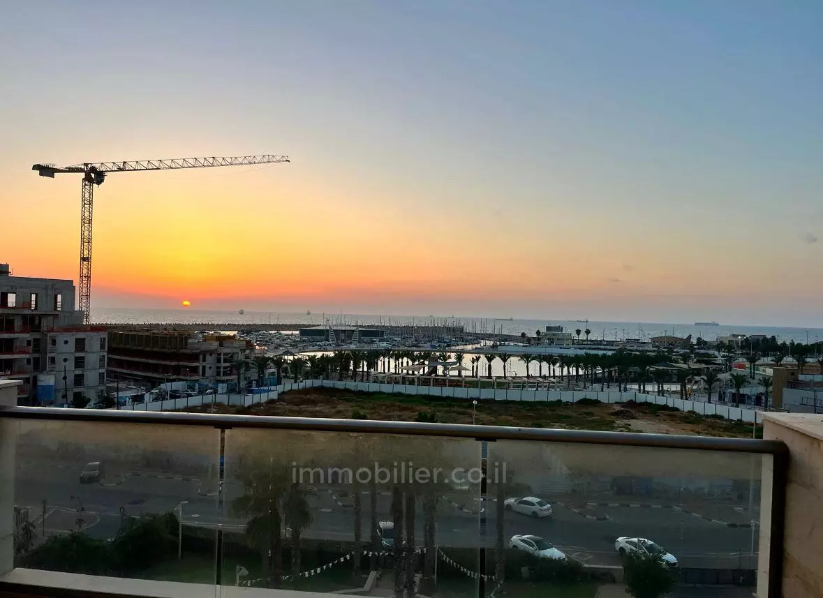 עם מרפסת, מסודר היטב, מיקום טוב, בבניין יפה, קרוב לים, מרווח, נוף לים