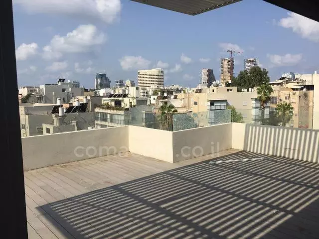 עם מרפסת,בבניין יוקרה,במרכז,מיקום מצויין,גדולה,קרוב לים,מסודרת,מרווחת,יפה,מפוארת