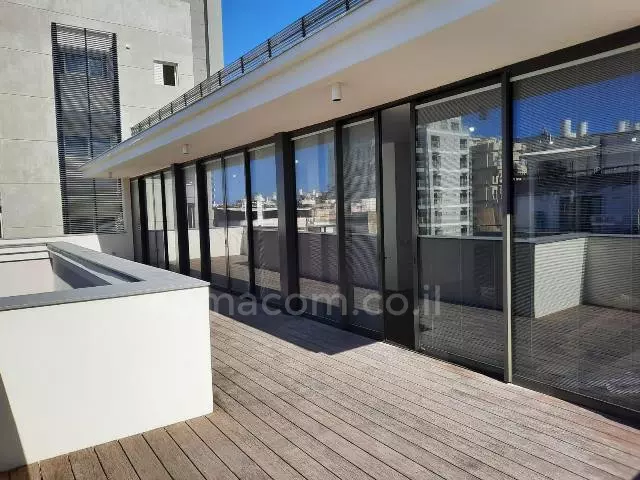 עם מרפסת,בבניין יוקרה,במרכז,מיקום מצויין,גדולה,קרוב לים,מסודרת,בבניין חדש,מרווחת,יפה,מפוארת