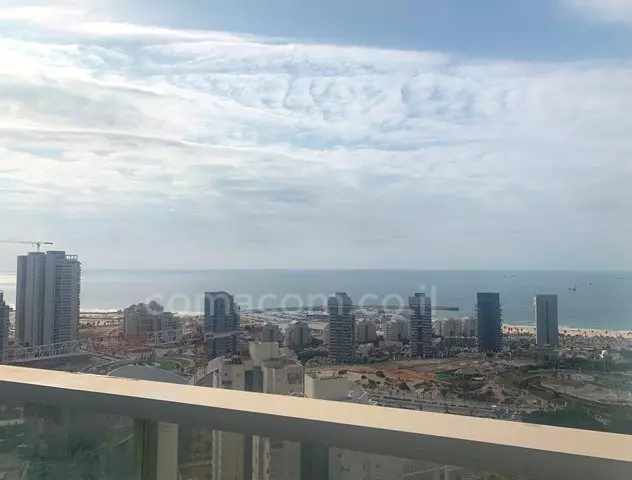 עם מרפסת,בבניין יוקרה,במרכז,מיקום מצויין,דירת יוקרה,עם נוף לים,לא להחמיץ!,מסודרת,מרווחת,יפה,מפוארת