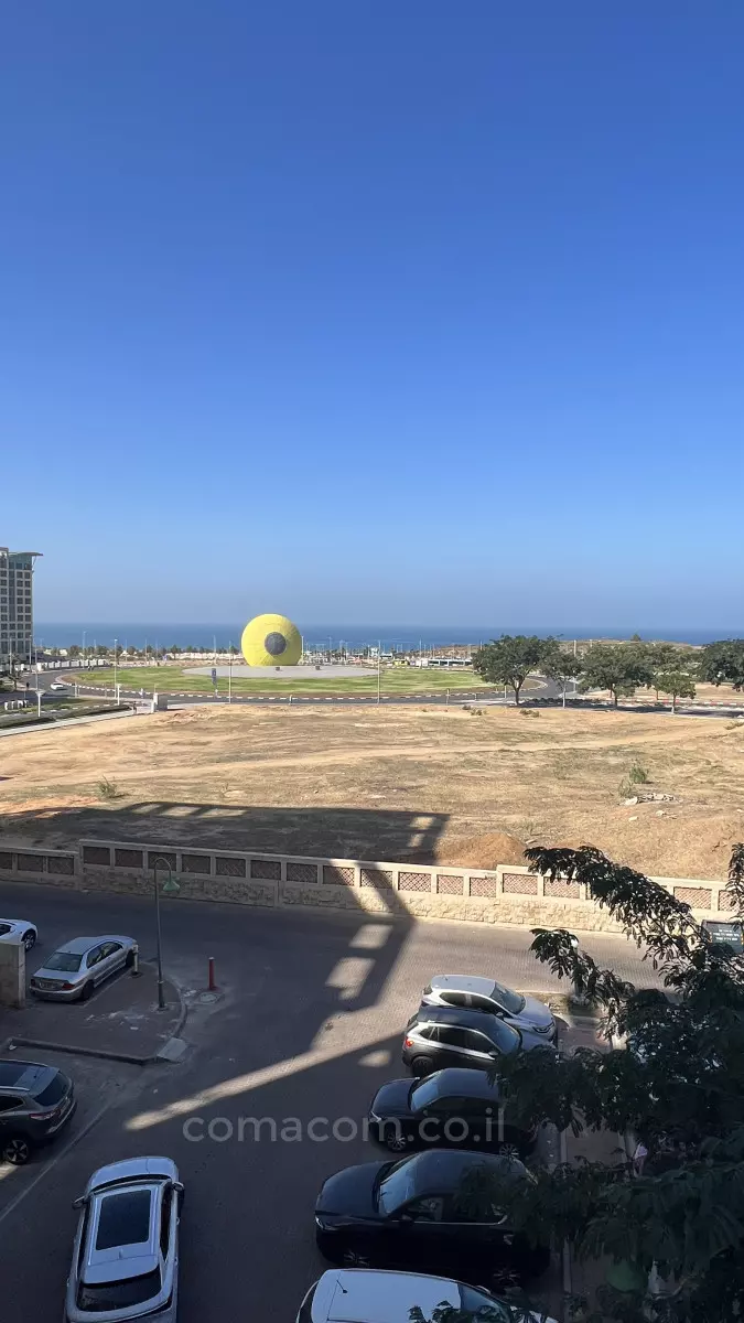 יפה,עם נוף לים