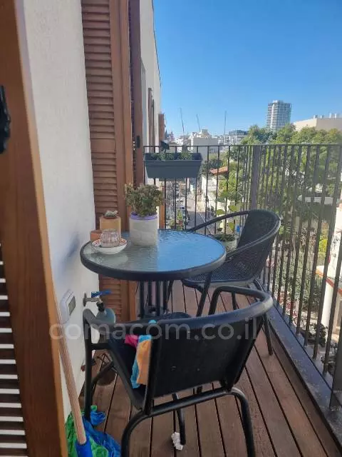 עם מרפסת,יפה,מסודרת,מיקום מצויין,שקטה,בבניין יוקרה,בבניין חדש,קרוב לים