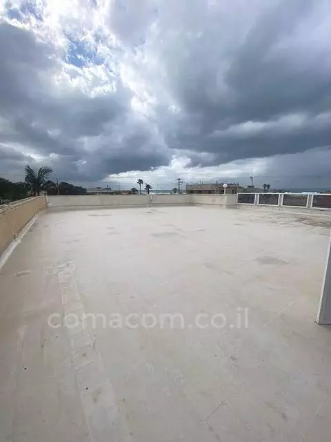 עם מרפסת,מסודרת,מיקום מצויין,גדולה,קרוב לים,מרווחת,עם נוף לים