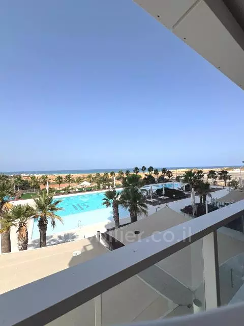 עם מרפסת,יפה,מסודרת,מיקום מצויין,גדולה,סטנדרטים גבוהים,מושקעת,דירת יוקרה,מפוארת,קרוב לים,מרווחת,עם נוף לים