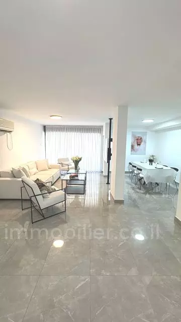 לא להחמיץ!,עם מרפסת,יפה,מסודרת,מיקום מצויין,מציאה,בבניין יוקרה,מושקעת,משופץ,מרווחת