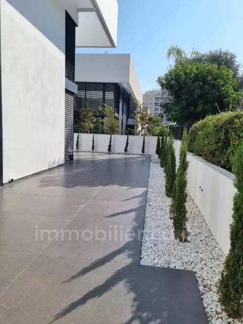 לא להחמיץ!,נעימה,מסודרת,מיקום מצויין,מוארת,ברחוב שקט,גדולה,גינה גדולה,מושקעת,דירת יוקרה,מפוארת,חדשה,מרווחת