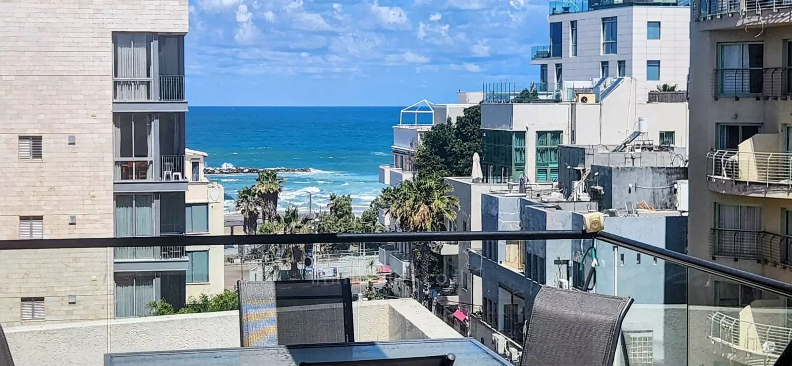 עם מרפסת,יפה,מסודרת,מיקום מצויין,בבניין יוקרה,סטנדרטים גבוהים,דירת יוקרה,מפוארת,עם נוף לים