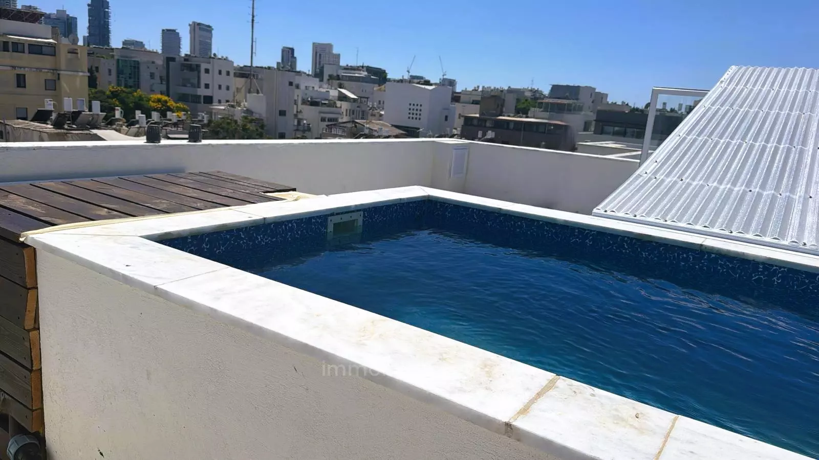 במרכז,עם מרפסת,יפה,מסודרת,מיקום מצויין,בבניין יוקרה,בבניין חדש,מפוארת,חדשה